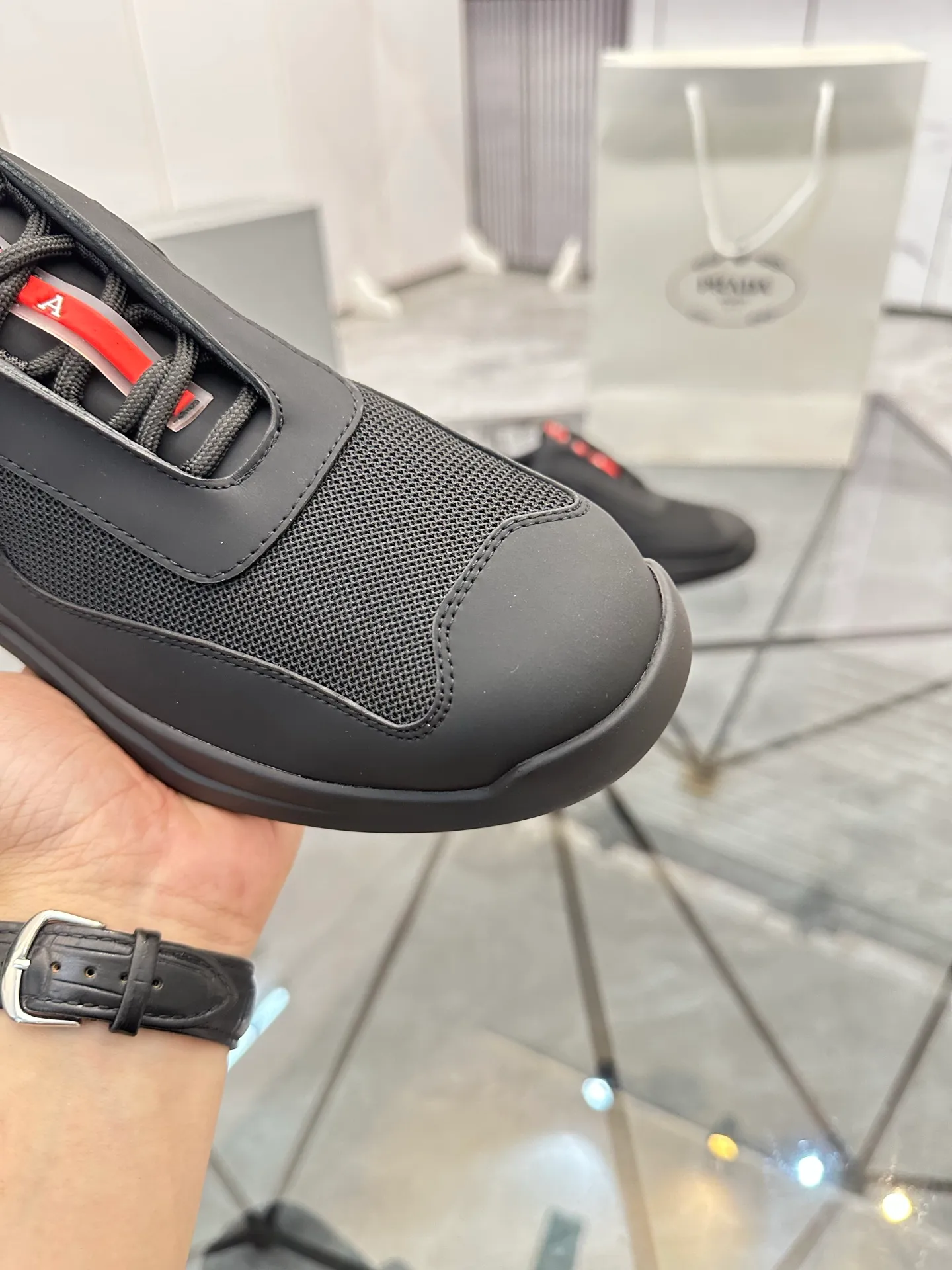 Men's shoes: 💰P660¥ High-end top quality Product trademark: Prada *"Prada*" low-top casual shoes Regular size: 38-45 (can be customized to 46) Product materials: Upper imported silk cowhide spliced ​​with original fabric, breathable lining, original outsole. No.: 001